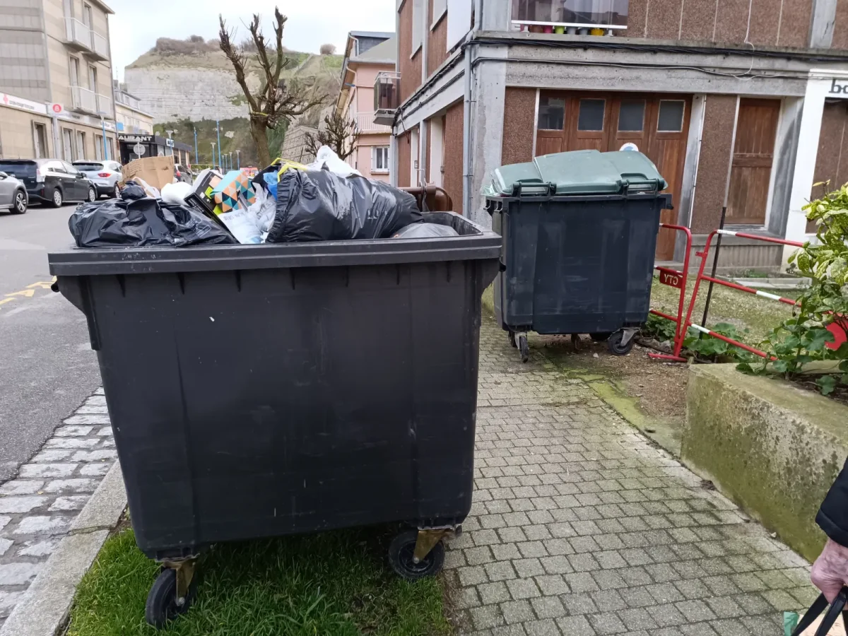 Poubelles roulantes sur la voie publique à Saint Valery-en-Caux