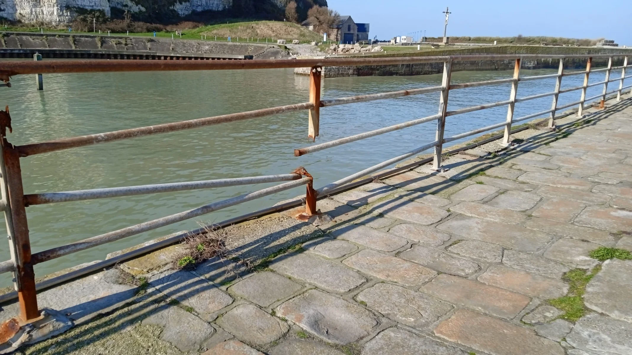 Mât d\u2019éclairage rongé par la rouille à Saint Valery-en-Caux