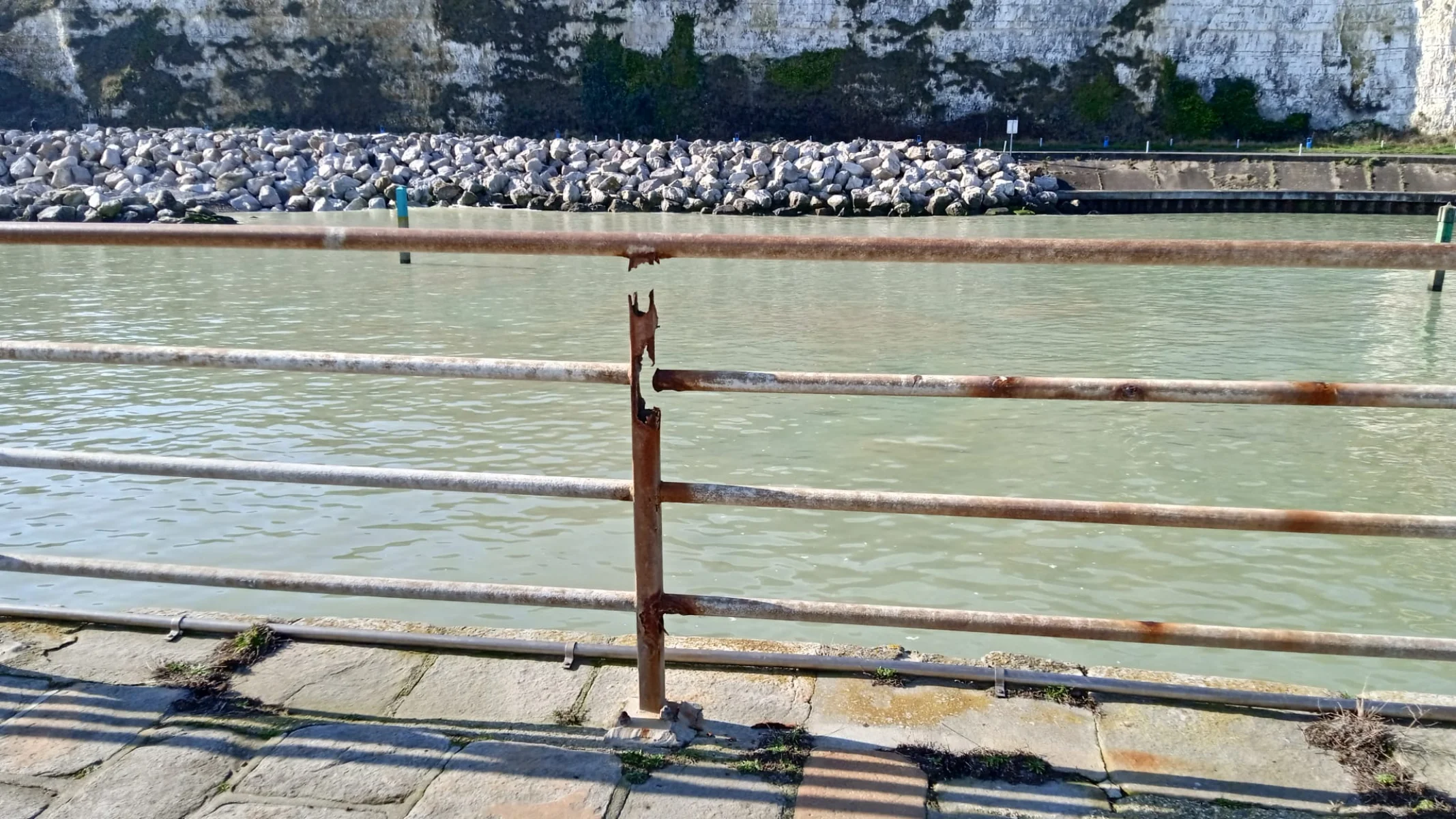 Mât d\u2019éclairage rongé par la rouille à Saint Valery-en-Caux