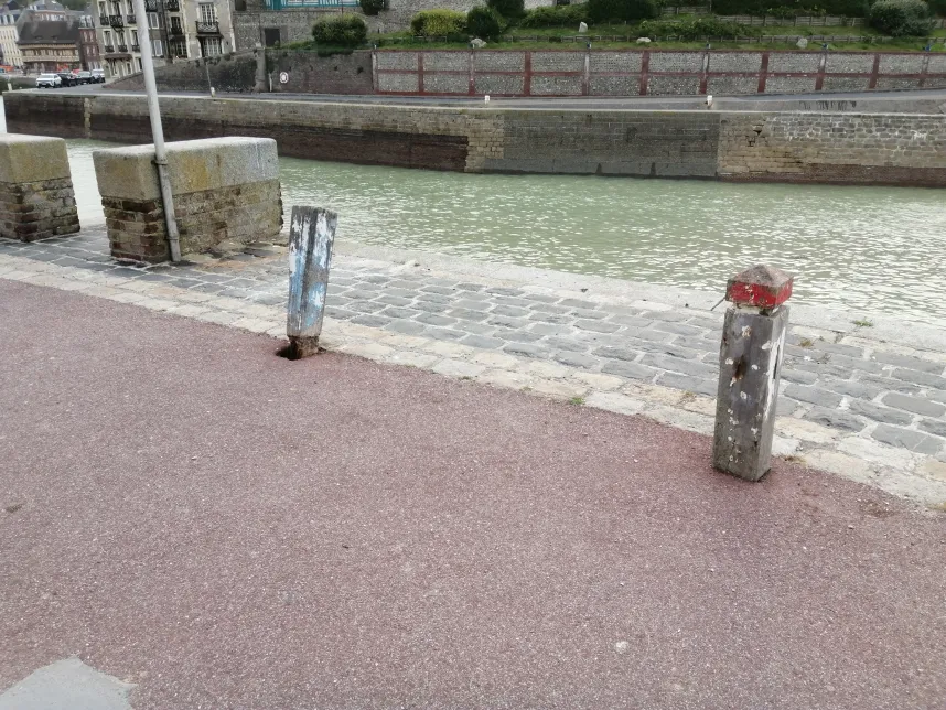 Poteaux pourris dans le port de Saint Valery-en-Caux