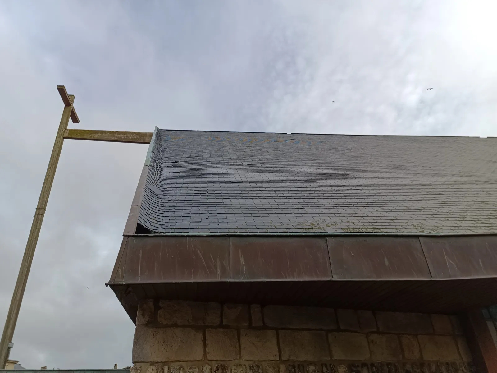 Faîtage en lignolet très abîmé de la chapelle Notre-Dame du Bon Port