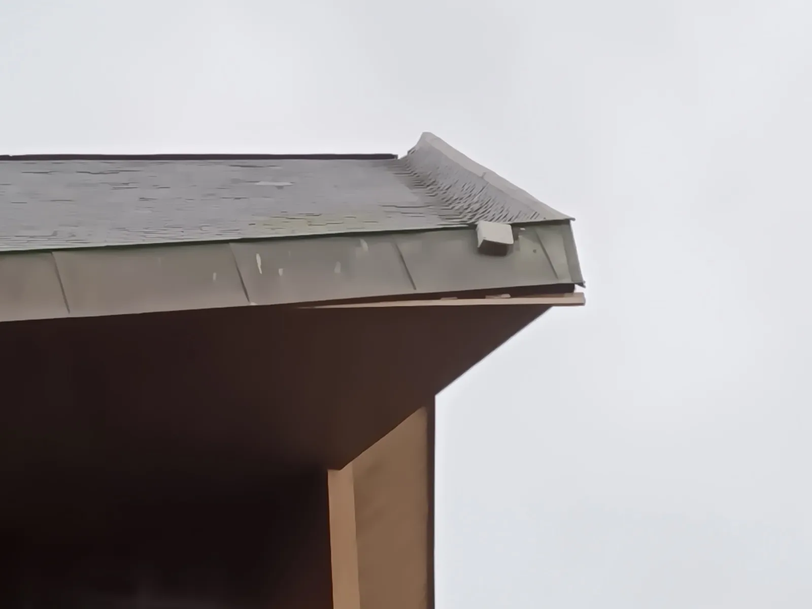 Revers de toits prêts à tomber sur la chapelle