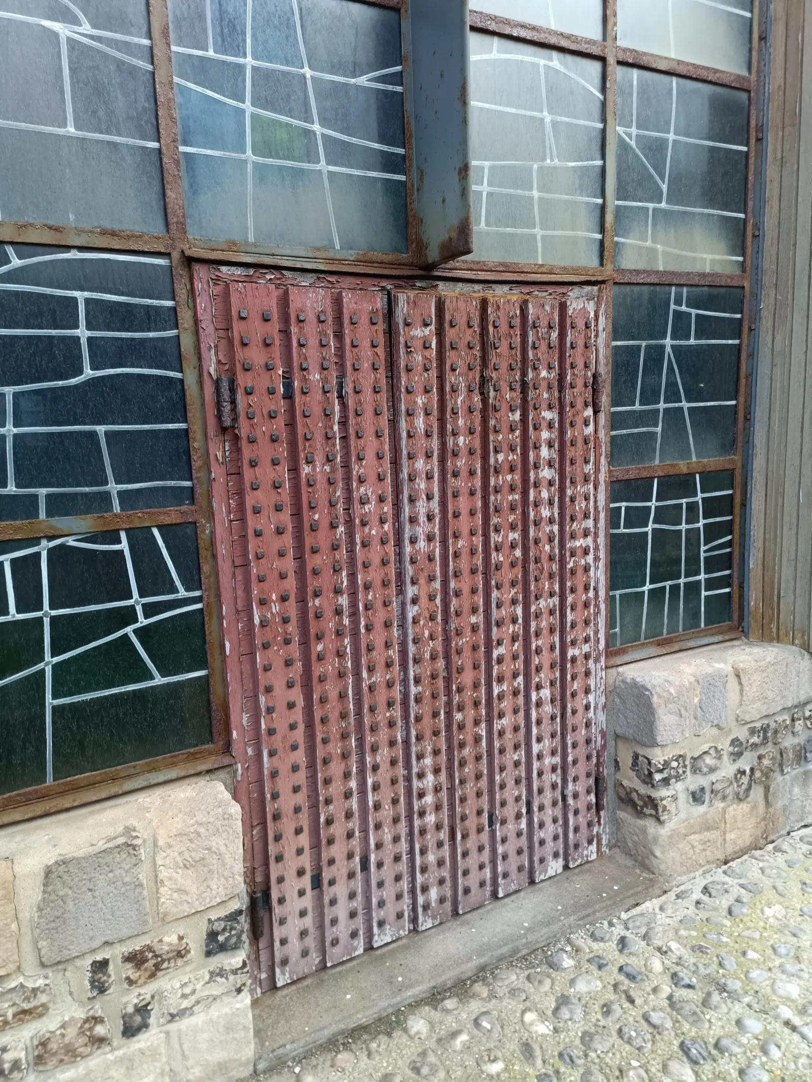 Structure porteuse des vitraux et bois non entretenus de la chapelle