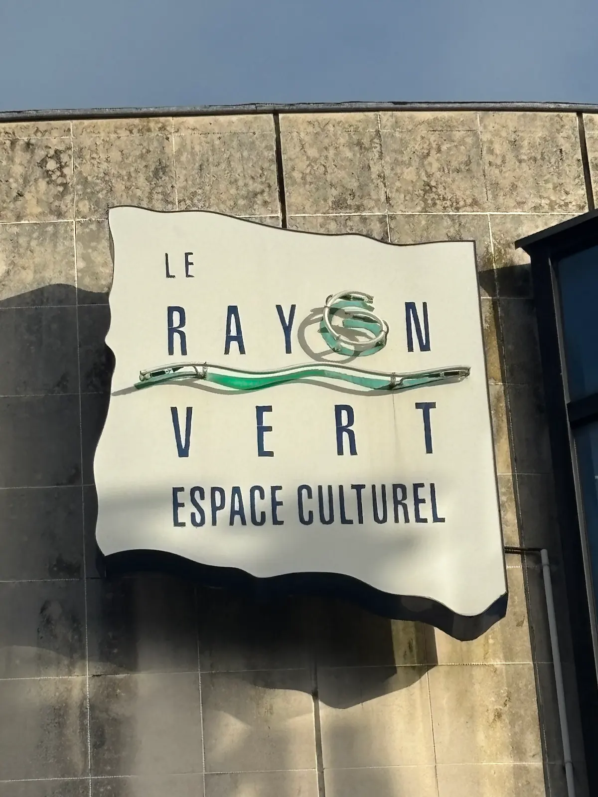 État externe du Rayon Vert, enseigne vieillotte et façade sale