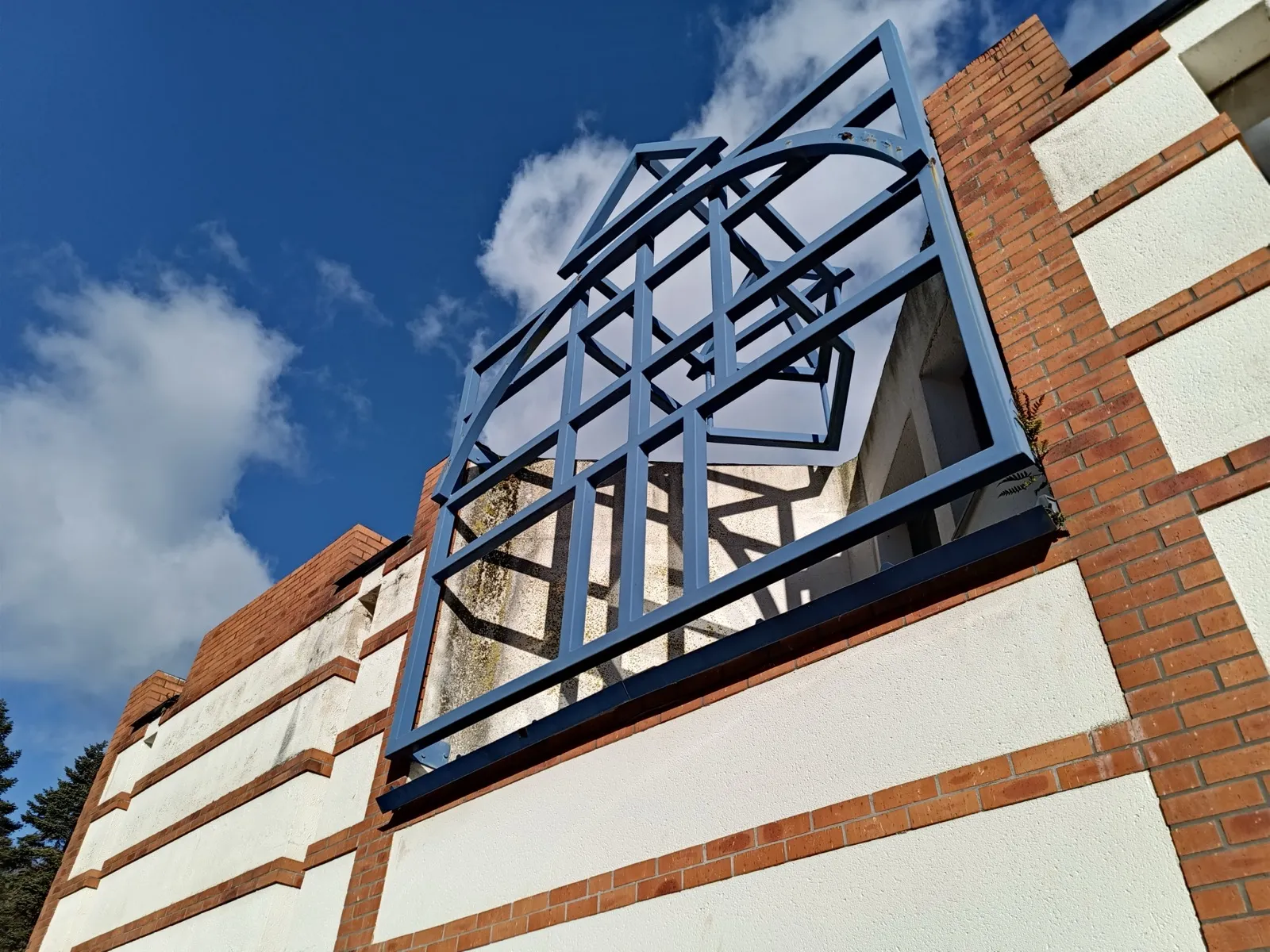 Structures métal jamais repeintes, rongées par la rouille et enduits infestés de moisissures